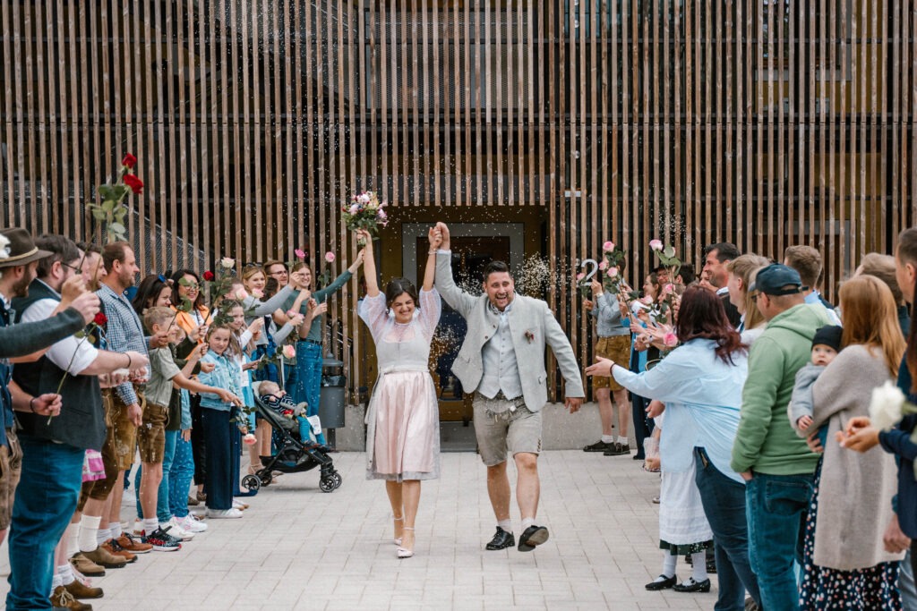 Hochzeitspaar läuft durch Spalier