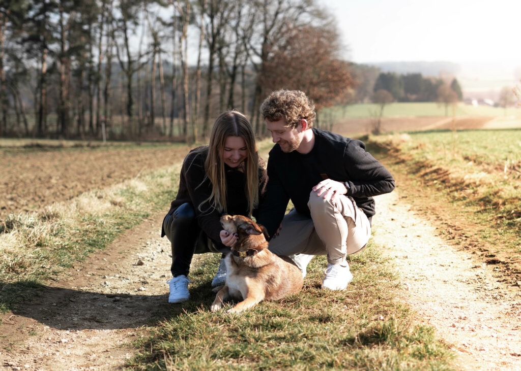 Fotografin Marina mit ihrem Partner und ihrem Hund, am Feldweg. 