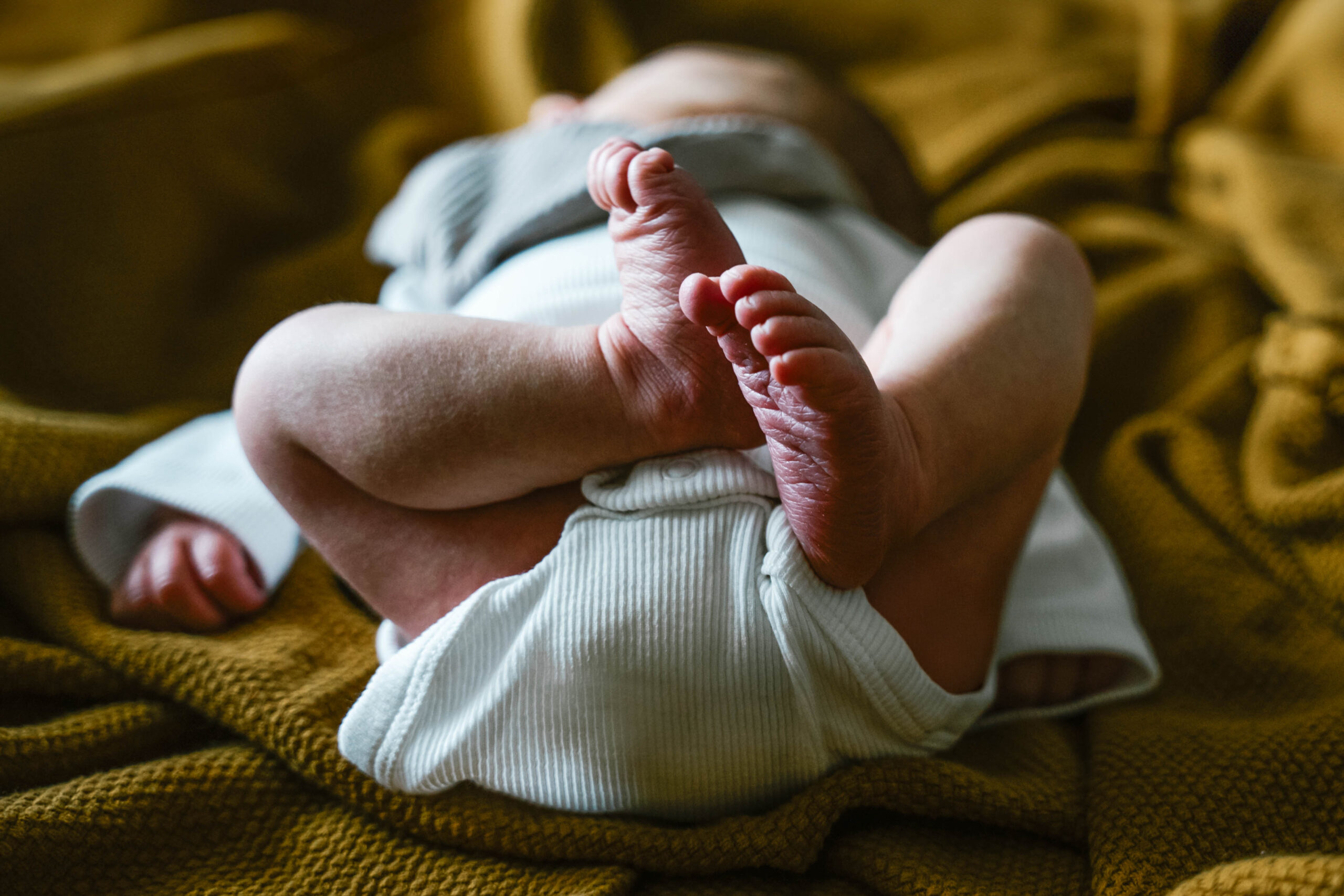 Babyfüße strecken in die Kamera