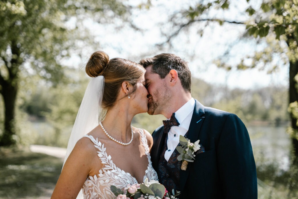 Hochzeitspaar küsst sich 