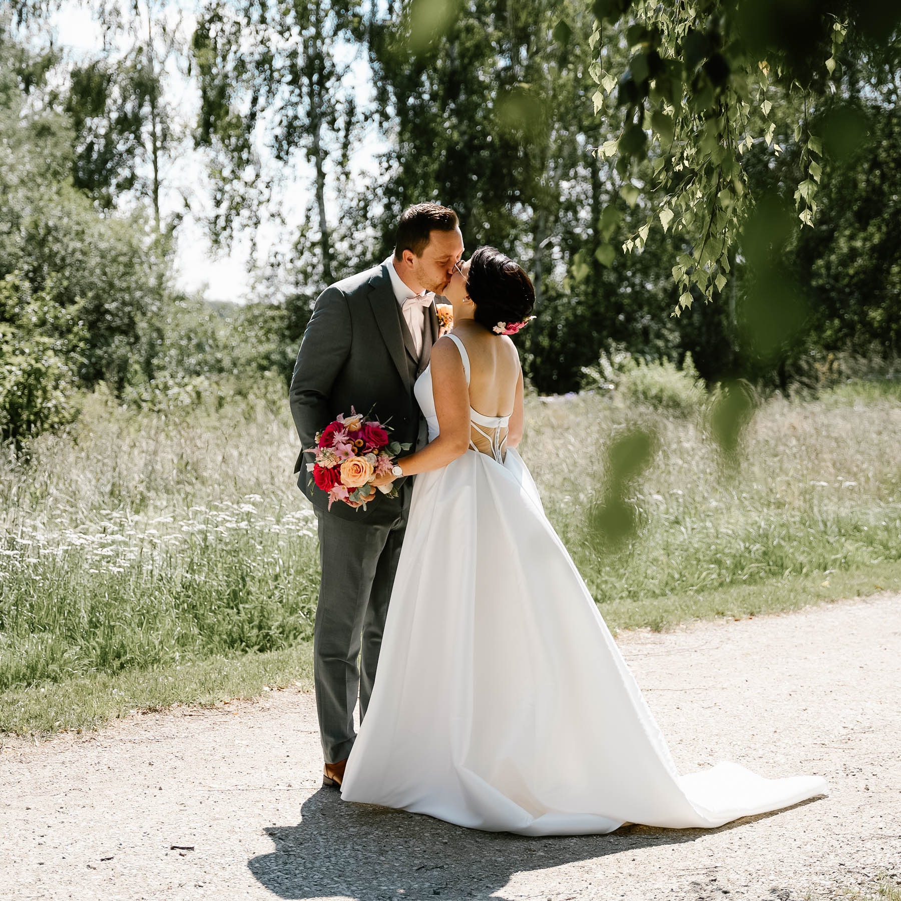 Hochzeitspaar küsst sich